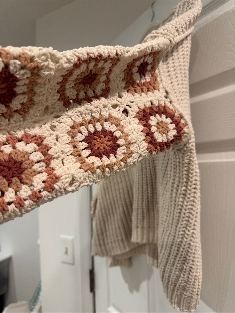 POL Crochet-Appliqué V-Neck Sweater in Cream and Rust - Picture 4 of 4